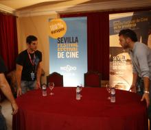 Javiero trabajando en la producción audiovisual del Festival de Cine de Sevilla